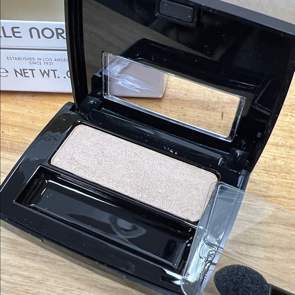 Merle Norman Eye Shadow- Sand Dune - Picture 3 of 7